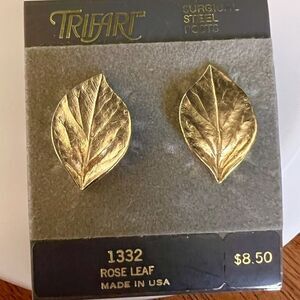 Vintage Trifari Rose Leaf Brushed Gold Tone Earrings Leaves Stud Pierced 4553